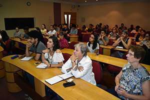 Professores e alunos da Faculdade de Ciências Farmacêuticas da USP durante o debate