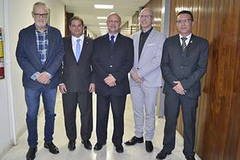 Os representantes dos conselhos ao lado do deputado estadual Carlos Neder 
