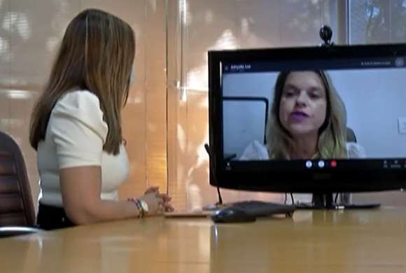 Dra. Adryella Luz, conselheira do CRF-SP, durante entrevista para a TV Diário
