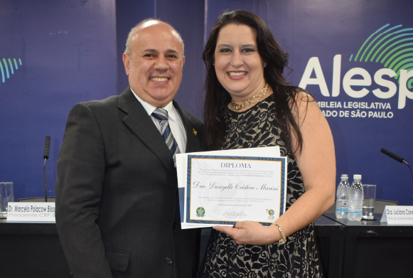 Dr. Adriano Falvo recebeu o certificado das mãos do Dr. Alexsandro Macedo Silva, presidente da Comissão eleitoral regional 
