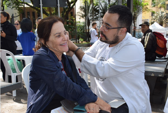 Dr. Mario Costa, membro do GTT de Acupuntura - Medicina Tradicional Chinesa do CRF-SP durante prática de auriculoterapia 