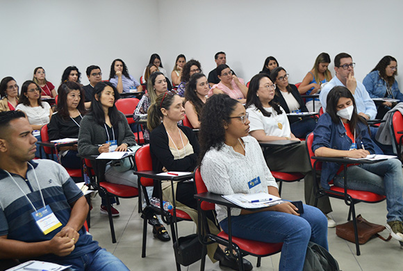 Sala cheia demonstra a importância de o farmacêutico estar sempre atualizado quanto à legislação sanitária