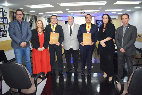 Diretores e homenageados das noite. Ao centro, o conselheiro federal adjunto que estava no cargo em 2021 e 2022