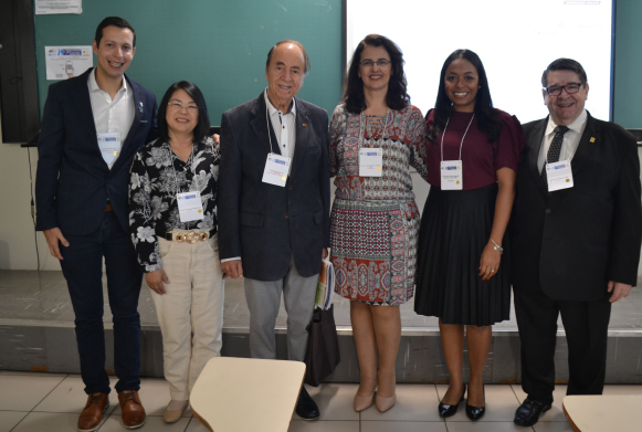 Ministrantes do Simpósio Farmácia em D.M.: Dr. Paulo Caleb, Dra. Nilsa Wadt, Dra. Fatima Farhat. Dra. Stephanie Viana, e Dr. José Vanilton de Almeida com o presidente do Anad, Dr. Fadlo Fraige Filho