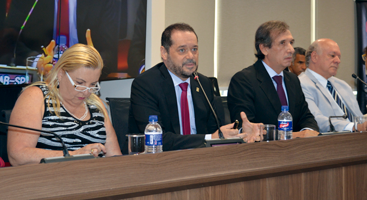 Rosângela Negrão (OAB-SP), dr. Pedro Menegasso (presidente do CRF-SP), Martim Sampaio (OAB-SP) e dr. Bráulio Luna Filho (presidente do Cremesp)